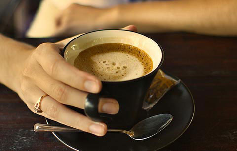 Uống cà phê 20 phút trước bữa ăn. Cà phê được ghi nhận là làm giảm xu hướng thèm ăn của cơ thể, rất tốt cho những người muốn giảm béo. Vì thế, uống cà phê trước khi ăn cơm sẽ giúp bạn ăn ít hơn một cách tự nhiên mà không cần phải kiềm chế.