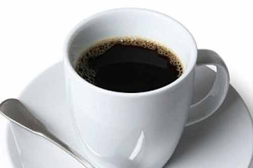 Không uống cà phê với sữa hoặc đường. Nếu bạn không uống được cafe quá đắng, hãy pha loãng chúng ra, nhưng nhất định không được sử dụng kèm với đường hoặc sữa. Bởi, chỉ một chút đường hoặc sữa trong cafe sẽ hạn chế rất nhiều tác dụng của cafein giúp tiêu hao lượng calo trong cơ thể. Như thế, vô tình ly cà phê của bạn trở nên vô hiệu hóa trong tác dụng giảm cân.