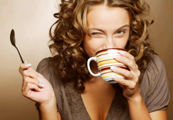 Tự pha cà phê tại nhà. Pha cà phê tại nhà giúp bạn điều chỉnh được liều lượng cà phê thích hợp. Việc sử dụng cà phê quán sẽ dễ tăng cân hơn nhiều do họ thường xuyên sử dụng sữa và xiro để tăng hương vị thơm ngon cho cà phê. Muốn giảm béo hiệu quả hơn, bạn nên tự pha cà phê tại nhà và thưởng thức.