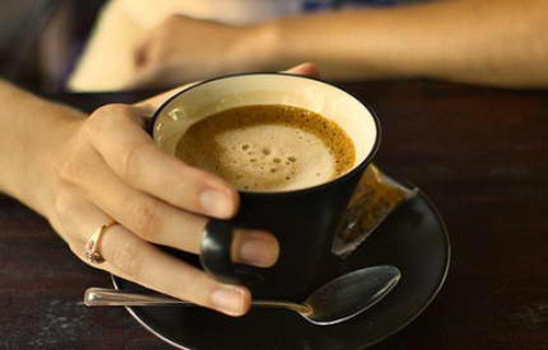 Thường uống những thức uống có chứa hàm lượng cafein. Đó là các loại như ca phê, cô ca co la, trà, chocolate… Đây là các loại thức uống được khá nhiều người ưa chuộng. Nhiều bạn vì sở thích đã không hạn chế mà uống một cách quá thường xuyên. Tuy nhiên để chuẩn bị sức khỏe tốt trước khi mang thai thì bạn hãy loại bỏ sở thích này ra khỏi thực đơn của mình nhé.