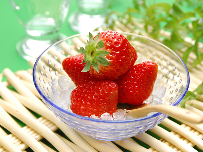 Dâu. Những trái dâu ngọt ngào, giàu vitamin nên được thêm vào thực đơn của gia đình, nhưng không phải của bé. Dâu không chỉ chứa nhiều axit ảnh hưởng rất lớn đến bao tử bé mà còn có thể gây kích ứng như nổi sảy.