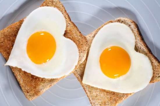 Lòng trắng trứng. Lòng trắng trứng có chứa khá nhiều protein, khi trẻ dưới 6 tháng ăn vào rất dễ bị dị ứng với các phân tử protein này. Thường các trường hợp trẻ bị dị ứng lòng trắng trứng hay dẫn đến đau bụng hay nặng hơn là nổi mề đay, chàm.