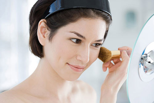 Trang điểm. Nhiều chị em cho rằng sử dụng phấn và các lớp make up có thể che đi các đốm mụn. Cách làm này không những không che được các đốm mụn mà khiến lỗ chân lông bị bịt kín, mụn sẽ càng phát triển trầm trọng hơn. Nếu tình trạng mụn trứng cá của bạn đang ở dạng nhẹ bạn nên dùng phấn nền dạng nước. Đối với tình trạng mụn nghiêm trọng bạn nên dừng hoàn toàn việc trang điểm.