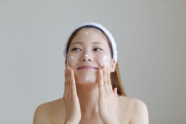 Không dùng kem dưỡng ẩm chứa dầu. Làn da mụn vẫn có nhu cầu được làm sạch, dưỡng ẩm, bảo vệ khỏi các yếu tố gây lão hóa da như mọi loại da khác. Nhưng nếu không biết chọn đúng các loại kem dưỡng ẩm, chất dầu chứa trong mỹ phẩm càng làm bí tắc lỗ chân lông, gây ra mụn hoặc làm tình trạng mụn nặng thêm. Vì vậy, trong thời gian bị các đốm mụn xấu xí “ghé thăm”, bạn hãy chọn loại kem không dầu cho tất cả các sản phẩm dưỡng da, từ sữa rữa mặt, kem dưỡng đến phấn nền.
