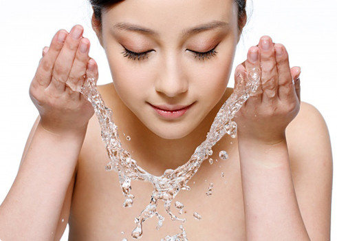 Rửa mặt quá nhiều lần. Khi bị mụn trứng cá, bạn nên lựa chọn loại sữa rửa mặt chuyên dụng dành cho da bị mụn trứng cá thông thường và sữa rửa mặt dạng thuốc và khử dầu trên da. Bạn cũng nên sử dụng nước ấm để rửa mặt và không rửa mặt với sữa rửa mặt quá 2 lần/ ngày.