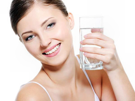 Uống đủ nước. Nước là “thuốc” cần thiết cho tất cả quá trình xử lý chất hoá học trong cơ thể, nước cũng giúp đẩy lùi độc tố ra khỏi cơ thể. Các nhà nghiên cứu cho rằng, những cơn đau đầu tiền kinh nguyệt là do sự khử nước (cơ thể thiếu nước) và gây khô âm đạo.