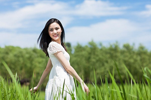 Lạc quan. Không anh chàng nào muốn yêu một nàng hung hăng, sẵn sàng khẩu chiến với mình. Nên biết rằng người phụ nữ hoàn hảo phải là người nói những điều thực tế và có căn cứ xác đáng. Cũng không người đàn ông nào muốn bạn gái suốt ngày ủ rũ, sầu muộn. Hãy thường xuyên mỉm cười và suy nghĩ lạc quan. Đó là một trong những điều quan trọng để quyến rũ bất kì chàng trai nào.