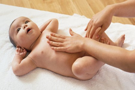 Rốn là một bộ phận rất nhạy cảm. Bình thường, dây rốn của trẻ sơ sinh sẽ khô và rụng sau khoảng từ 10 đến 21 ngày. Tuy nhiên, không có cách nào để dự đoán chính xác thời điểm rụng rốn. Vì thế, giật núm rốn sớm trong khi dây rốn chưa “chín” có thể gây đau, chảy máu và nhiễm trùng cho trẻ.