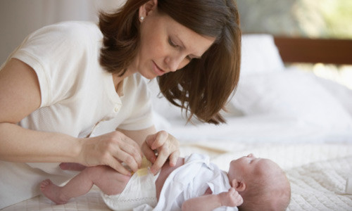 Không vệ sinh tay sạch sẽ trước khi chăm sóc rốn. Rửa tay là biện pháp đơn giản và hiệu quả phòng chống nhiễm trùng trong đó có nhiễm trùng sơ sinh. Vì vậy bạn nhớ rửa tay trước và sau khi chăm sóc trẻ sơ sinh.