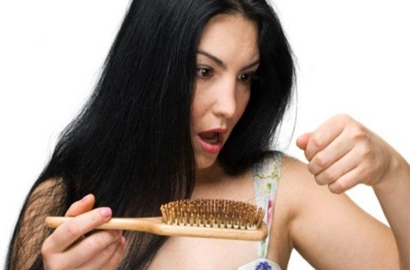 Tóc. Sau làn da thì nơi biểu hiện tình trạng lão hóa cũng khá là rõ đó chính là mái tóc. Tóc của bạn sẽ trở nên thưa dần do tình trạng rụng tóc gây ra, hơn hết là tóc sẽ dần mỏng đi, mất sức sống và không còn bồng bềnh nữa. Đặc biệt, tóc sẽ càng bị tổn thương nhiều hơn nữa nếu bạn có thói quen uốn, nhuộm.