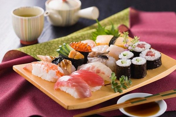 Sushi. Nếu là fan của sushi thì bạn sẽ phải dừng ăn món này trong 9 tháng mang thai. Mặc dù hải sản có chứa nguồn protein dồi dào nhưng hải sản sống đồng thời cũng là nguồn gốc của ký sinh trùng có hại và vi khuẩn. Bộ y tế Mỹ đã khuyến cáo phụ nữ mang thai chỉ ăn cá và hải sản khi đã được nấu chín kỹ.