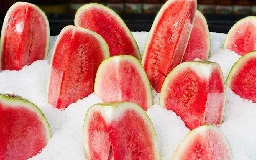 Dưa hấu ướp lạnh. Ăn quá nhiều dưa hấu khi mang bầu sẽ khiến lượng đường trong máu tăng cao. Trong quá trình mang thai, tâm lý của nhiều phụ nữ không ổn định, sinh lý cũng có nhiều thay đổi, lượng insulin tiết ra không đủ, khiến tác dụng của đường trong máu giảm, đẩy nồng độ đường trong máu lên cao, gây ra bệnh tiểu đường. Ngoài ra ăn dưa hấu lạnh dễ khiến bà bầu bị đau bụng và tiêu chảy. Do đó, bà bầu không nên ăn quá nhiều dưa hấu.