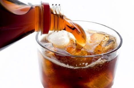 Nước có ga. Nếu bạn bị những cơn buồn nôn và chứng căng tức dạ dày hành hạ, bạn nên làm là loại bỏ nước có ga khỏi thực đơn của bạn. Thức uống này sẽ chỉ làm bụng bạn cảm thấy sình căng, ậm ạch và dễ nôn hơn thôi. Ngoài ra những chất tạo màu, tạo mùi, tạo vị cũng không tốt cho quá trình phát triển của thai nhi.