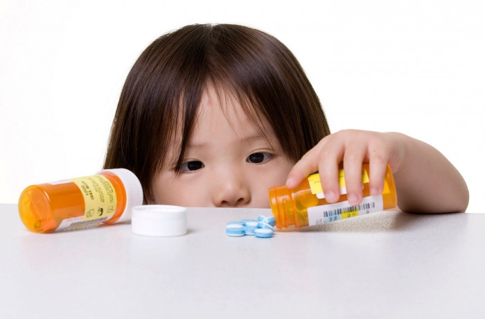 Bố mẹ đã cất giữ thuốc không tốt để trẻ có thể tự tiện dùng thuốc. Báo chí đã đưa tin về một số trường hợp trẻ đã lấy thuốc mà bố mẹ cất giữ không tốt để tự tử. Hoặc bố mẹ dùng thuốc chống nôn dạng băng dán lên da và sau đó gỡ băng dán bỏ bừa bãi (thay vì bỏ vào thùng rác có nắp đậy cẩn thận) để trẻ lấy dán vào da của chúng và bị ngộ độc.