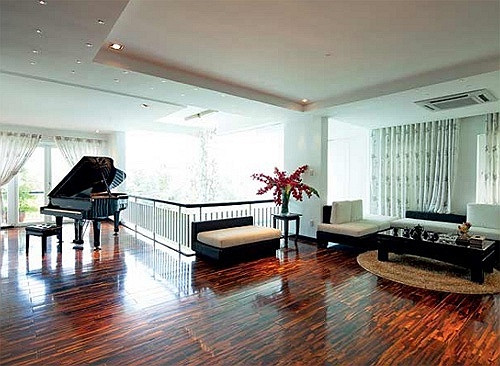 Căn biệt thự chủ yếu được trang trí bằng gam màu trắng nhẹ nhàng, nữ tính nhưng rất tinh tế.