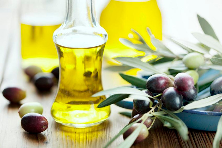 Dầu olive. Bạn đã từng cất dầu olive vào trong tủ lạnh? Chúng tôi khuyên bạn không nên. Bởi cất dầu olive trong tủ chỉ làm cho dầu ngưng tụ và đông cứng lại mà thôi. Cách tốt nhất để lưu trữ chính là giữ nó ở trong chai và cất ở nôi tươi mát như tủ bếp.