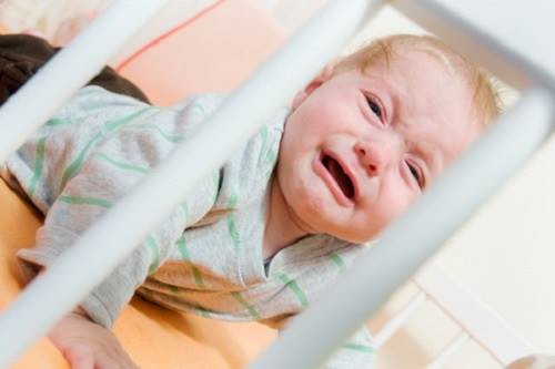 Bé bị thay đổi địa điểm ngủ: bạn chuyển cho bé từ ngủ cũi sang ngủ giường…
