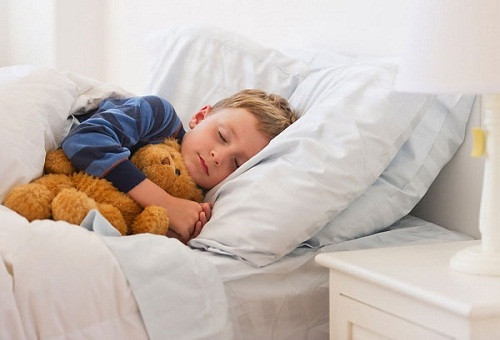 Bé bị viêm họng, côn trùng cắn, thời tiết nóng bức, bé bị viêm não, thiếu kẽm hoặc mắc phải một số chứng bệnh nào khác như viêm tai giữa, mắc chứng giun kim…