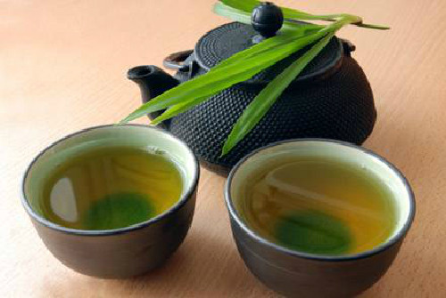 Nước chè đặc. Dùng nước chè đặc để nguội tẩm vào gạc mềm đắp lên mắt để trong 10 phút hoặc có thể thay đổi miếng gạc 3 - 4 lần cứ sau 1 - 2 phút, sau đó thoa kem dưỡng da dành cho vùng mắt. Bạn có thể đắp trực tiếp túi nhúng trà (đã pha) lên mắt, có tác dụng làm dịu, giảm thâm quầng, vết trũng sâu và vẻ mệt mỏi của đôi mắt sau một đêm không ngủ. Hoặc trước khi đi ngủ bạn dùng lá chè vò nát rồi xát nhẹ quanh mắt.