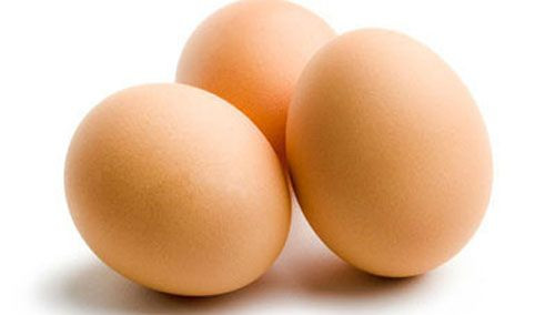 Trứng: Luộc một quả trứng gà, để nguyên vỏ. Bọc vào một chiếc khăn mỏng và lăn ở quanh vùng mắt cho đến khi trứng nguội. Cách này sẽ giúp san phẳng vết nhăn và cải thiện hiện tượng sưng húp ở mắt.