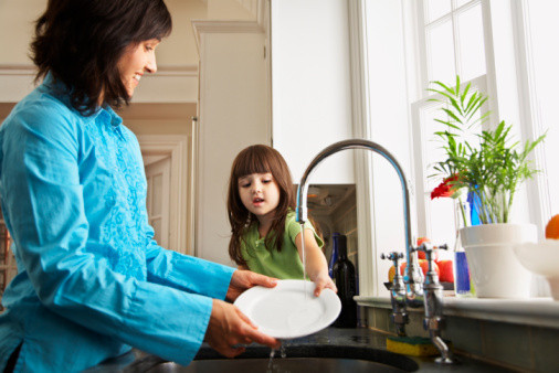 Khi làm việc nhà. Làm việc vặt như các công việc nội trợ hay quét dọn nhà cửa sẽ dễ tiếp xúc với bụi bẩn và hóa chất (nước rửa bát, nước lau nhà...). Nếu đánh son phấn, bụi bẩn và các loại hóa chất bắn vào da sẽ dễ lưu lại lâu hơn, làm cho da bị kích ứng, bít lỗ chân lông gây ra mụn.