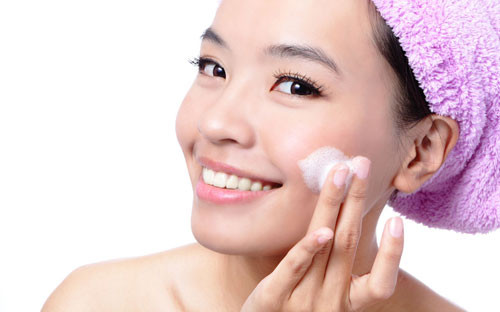 Tẩy trang bằng sữa rửa mặt thông thường. Làm sạch không có nghĩa là sữa rửa mặt có thể làm sạch tất cả những gì hiện hữu trên bề mặt da. Khi bạn sử dụng sữa rửa mặt cũng y chang như bạn lau nhà mà không quét nhà, lau đi lau lại nhiều lần vẫn không sạch mà chỉ làm bụi đóng bám thành từng mảng và từng cục trên sàn nhà. Sửa rửa mặt không thể nào làm sạch được tất cả lớp phấn trang điểm trên da mặt của bạn mà nó chỉ làm chúng thấm sâu vào da.