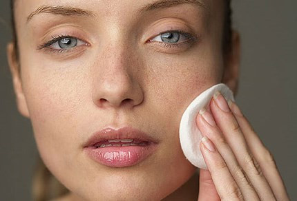 Quá lạm dụng các chất tẩy trang. Tẩy trang hàng ngày để loại bỏ bụi bẩn, lớp trang điểm là bước không thể thiếu trong việc chăm sóc da. Tuy nhiên, nhiều bạn quá lạm dụng chất tẩy trang và coi nó như sữa rửa mặt. Sự thật là sản phẩm tẩy trang không thể thay thế sữa rửa mặt được, nếu bạn không trang điểm bạn chỉ cần làm sạch da bằng sữa rửa mặt là đủ.