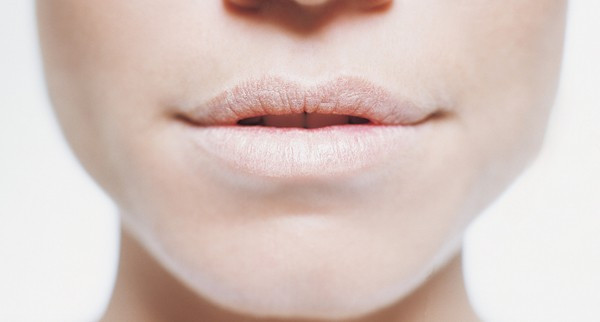 Bệnh về môi. Đây là một dạng của dị ứng da. Có khoảng 10% nữ giới bị mắc bệnh này khi thường xuyên sử dụng son môi. Thành phần của son môi là chất lanolin, sáp, chất nhuộm, tinh dầu... Lanolin là một loại chất làm từ mỡ động vật thiên nhiên, giàu cholesterol có tác dụng làm mềm và ẩm da. Tuy nhiên, chất nhuộm và tinh dầu lại phức tạp hơn, dễ gây ra các phản ứng mẫn cảm khiến môi khô nứt, bong tróc, căng trướng, ảnh hưởng đếm thẩm mỹ.