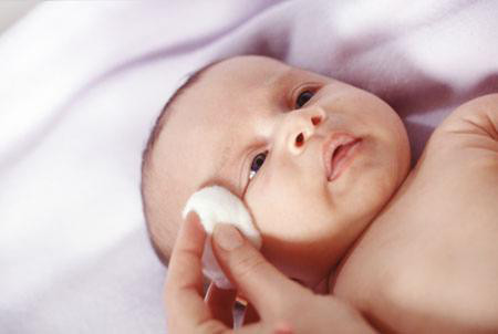 Vài giọt sữa mẹ nhỏ vào mắt bé có thể giúp chữa tình trạng đau mắt đỏ nhờ đặc tính kháng khuẩn của nó.