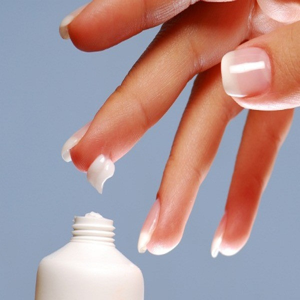 Body lotion. Nó sẽ chỉ tốt nếu bạn sử dụng chúng như kem dưỡng da, nhưng bạn biết đấy, kem dưỡng da cho cơ thể không nên được bôi lên mặt. Chúng dày hơn, lại thường có nước hoa nên có thể gây kích ứng da mặt. Với da mặt, bạn cần thứ gì đó nhẹ nhàng, tinh tế hơn.