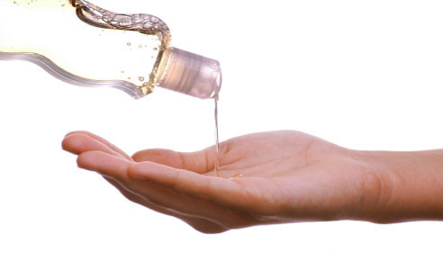 Dầu gội đầu. Nhiều người không nghĩ các loại dầu gội có thể gây ra mụn trứng cá nhưng vì tóc luôn chạm vào da mặt nên nếu chọn dầu không đúng, có thể gây ra mụn. Hơn nữa, khi bạn ngủ, các thành phần ở dầu gội cũng sẽ bám vào gối và tác động lại da mặt. Các sản phẩm dầu gội chứa dầu sẽ làm tắc nghẽn lỗ chân lông nếu bám vào da. Vì vậy, hãy tránh xa các loại dầu gội có dầu, silicones...