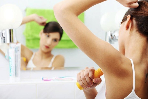 Xịt ngăn mùi mồ hôi vùng dưới cánh tay. Sản phẩm này chỉ có tác dụng ngăn mồ hôi và mùi vùng dưới cánh tay thẩm thấu vào áo sơ mi, nó không có tác dụng ngăn dầu và sự đổ mổ hôi trên khuôn mặt bạn. Thêm vào đó, da mặt cũng cần hô hấp và thở để lỗ chân lông luôn thoáng, ngăn ngừa mụn.