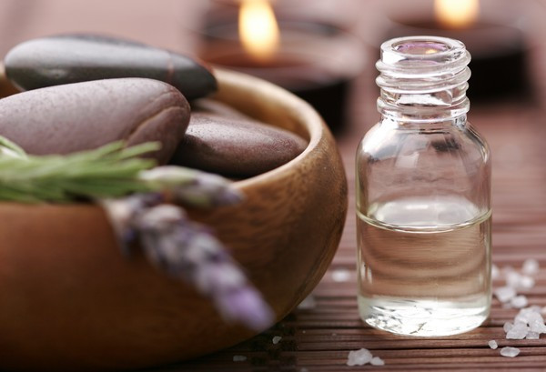 Dầu thực vật. Nhiều người thường dùng dầu thực vật để điều trị cho các bệnh ngoài da, nhưng điều đó không có nghĩa là bạn có thể bôi chúng lên mặt. Chúng quá "nặng" so với da của bạn và chắc chắn, chúng sẽ làm tắc nghẽn lỗ chân lông, chìa khóa dẫn đến mụn.