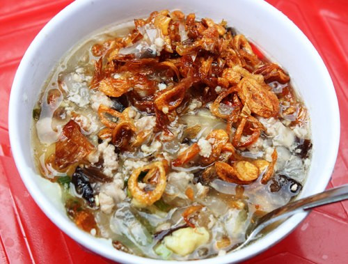 Bánh đúc nóng. Một trong những món ăn ấm lòng nhất con người Hà Nội vào đông có lẽ là bánh đúc nóng. Bánh đúc nóng được làm từ bột gạo tẻ, bột năng cùng các loại nhân như thịt xay, mộc nhĩ, hành khô... Tại Hà Nội, món này được chan thêm các loại nước gia vị đặc biệt, vị chua ngọt dịu nhẹ thay vì hình thức bánh tròn ăn với lạc kèm nước tương như những nơi khác. Ảnh: Tiêu Phong.