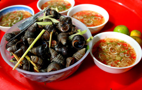 Ốc. Mỗi khi cái giá rét mùa đông ập đến, ngồi quây quần bên bát ốc luộc, xào chấm với nước mắm gừng, ớt cay cay thì còn gì tuyệt vời hơn. Vị cay ngọt đậm đà của nước chấm sẽ nhanh chóng làm người ta thấy ấm sực, một cái ấm từ trong tỏa ra. Chỉ với một ngụm nước ốc luộc nóng sẽ làm dư vị của ốc đọng lại lâu hơn.