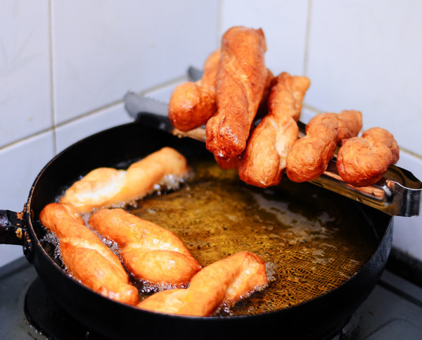 Quẩy nóng. Cái giòn của quẩy chìm trong từng miếng cháo hay phở nóng hổi, thơm phức khiến người ăn cảm thấy rất thích miệng. Dạ dày ngày mới của bạn đảm bảo sẽ được lấp đầy, chắc nịch trong những ngày lạnh.
