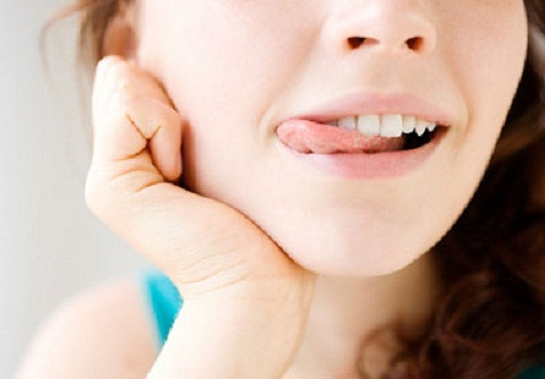 Liếm môi. Một trong những thói quen xấu của phụ nữ khi thời tiết lạnh là liếm môi vì nghĩ rằng như thế sẽ cung cấp nước giúp da môi mềm mại hơn. Các nhà khoa học trên trang Health khuyến cáo, trong nước bọt chứa amylase (tạo thành một chất dịch hơi dính). Khi liếm, môi sẽ được phủ một lớp dính đó, gặp gió, nước trong chất dịch sẽ bốc hơi chỉ còn lại chất amylase trên bề mặt môi. Chính chất này làm cho môi bị co lại và tình trạng khô nứt sẽ tệ hại hơn.