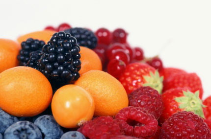 Cho trẻ ăn hoặc uống thêm thực phẩm chứa vitamin C. Vitamin C sẽ giúp bạn tăng sức đề kháng cho cơ thể và là cách chữa bệnh cảm cúm hiệu quả bạn không nên bỏ qua. Bạn nên ăn thật nhiều thực phẩm hay các loại hoa quả có chứa nhiều vitamin C như: cam, quýt, đu đủ, uống nước chanh hay ăn canh súp lơ mỗi ngày để mau khỏi bệnh.