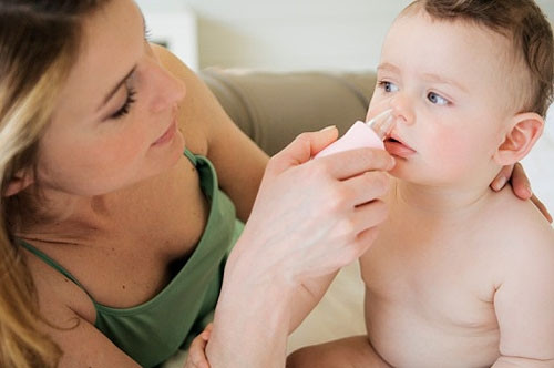 Làm ẩm đường mũi: Dùng nước muối sinh lý nhỏ đều đặn vào hai bên lỗ mũi, khoảng 30 phút một lần. Nếu mũi bé có nhiều dịch tiết thì cần hút sạch bằng dụng cụ hút mũi dành cho trẻ em.