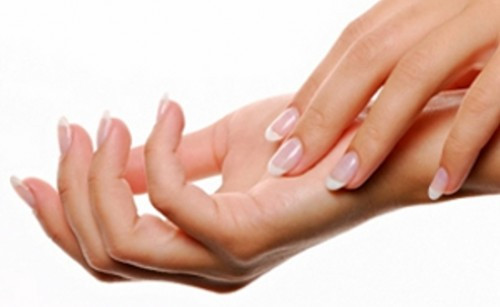Kem dưỡng da tay. Để tránhbàn tay nhăn nheo, thô ráp hay một đôi chân xỉn màu, nứt nẻ cũng sẽ luôn khiến bạn mất điểm trong mọi trường hợp, hãy sử dụng kem dưỡng da tay, chân thường xuyên.