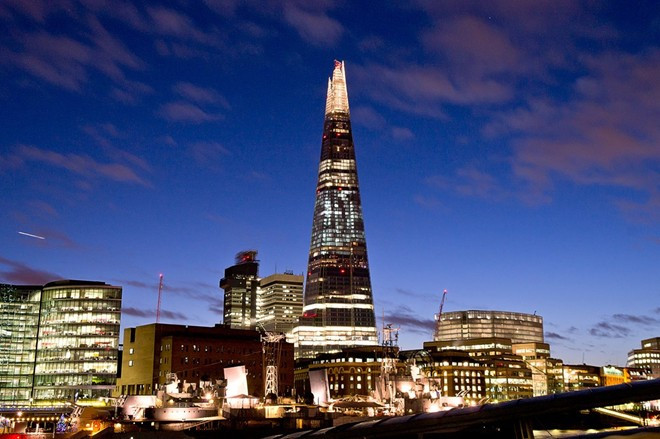 3. The Shard, London, Anh. Chi phí xây dựng: 1,9 tỷ USD Chiều cao: 306m. Năm hoàn thành: 2013. Với các vật liệu tiết kiệm năng lượng tối ưu, The Shard sử dụng năng lượng ít hơn 30% so với các tòa nhà khách cùng cỡ. Đây cũng là tòa nhà cao nhất tại London.