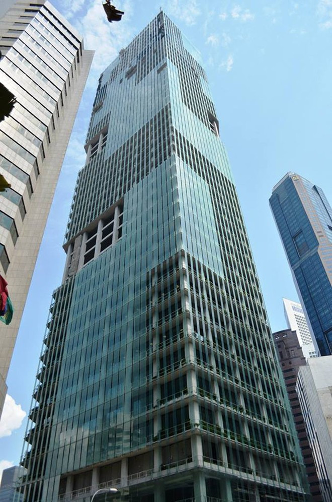7. CapitaGreen, Singapore. Chi phí xây dựng: 1,4 tỷ USD. Chiều cao: 242m. Năm hoàn thành: 2014. Phần lớn bề mặt của tòa nhà được bao phủ cây xanh và trên mái có cả một “khu rừng”. Không khí từ “khu rừng” này tỏa xuống làm mát khu văn phòng bên trong tòa nhà.