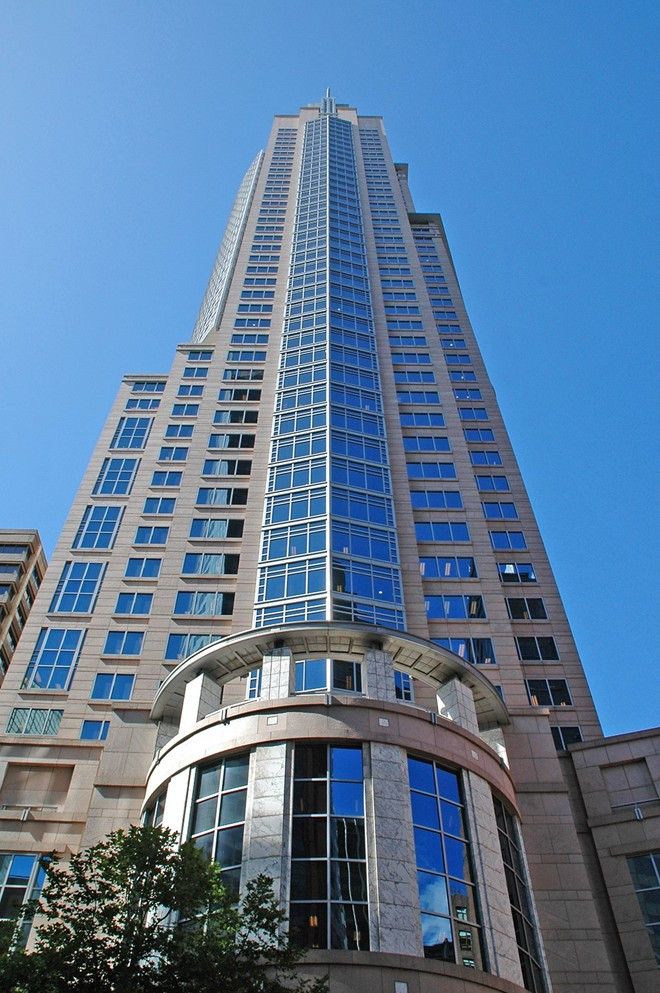 10. Tháp Chifley, Sydney, Australia. Chi phí xây dựng: 1 tỷ USD. Chiều cao: 244m. Năm hoàn thành: 1992. Tháp Chifley là khu tổ hợp văn phòng, bán lẻ và là một trong những tòa nhà tiếng tăm nhất Australia. Ở tầng trên cùng của tòa nhà được treo một con lắc bằng thép nặng 400 tấn để tránh ảnh hưởng của gió.