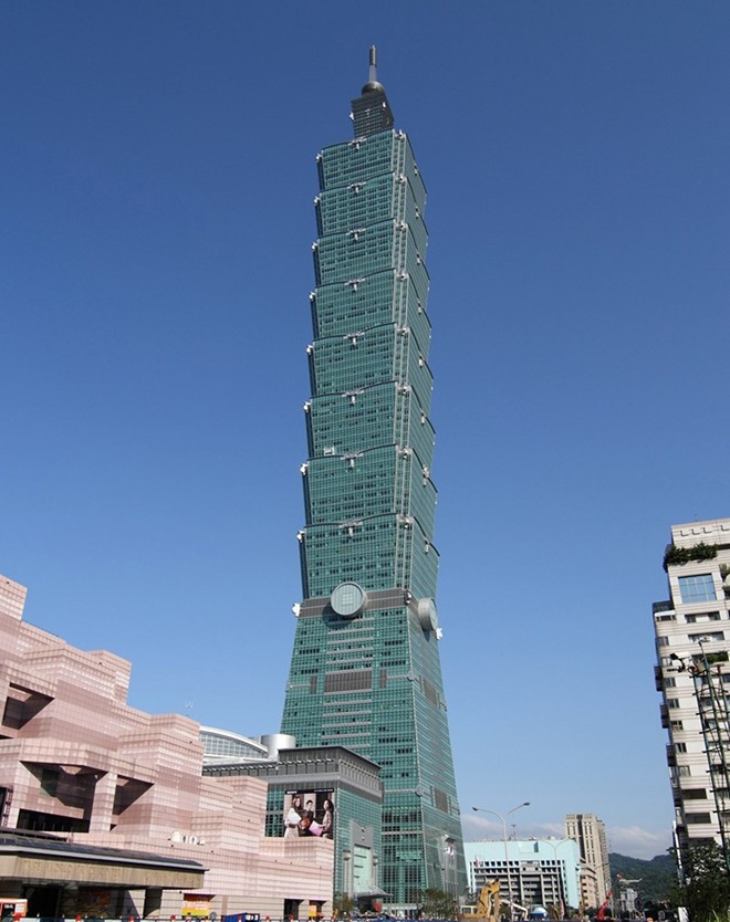 4. Taipei 101, Đài Bắc, Đài Loan. Chi phí xây dựng: 1,76 tỷ USD. Chiều cao: 509m. Năm hoàn thành: 2004. Tòa tháp Taipei 101 được thiết kế hình số 8, con số may mắn đối với người Trung Quốc. Một chuyên gia phong thủy đã thông qua phần lớn thiết kế và hình dáng của tòa nhà.