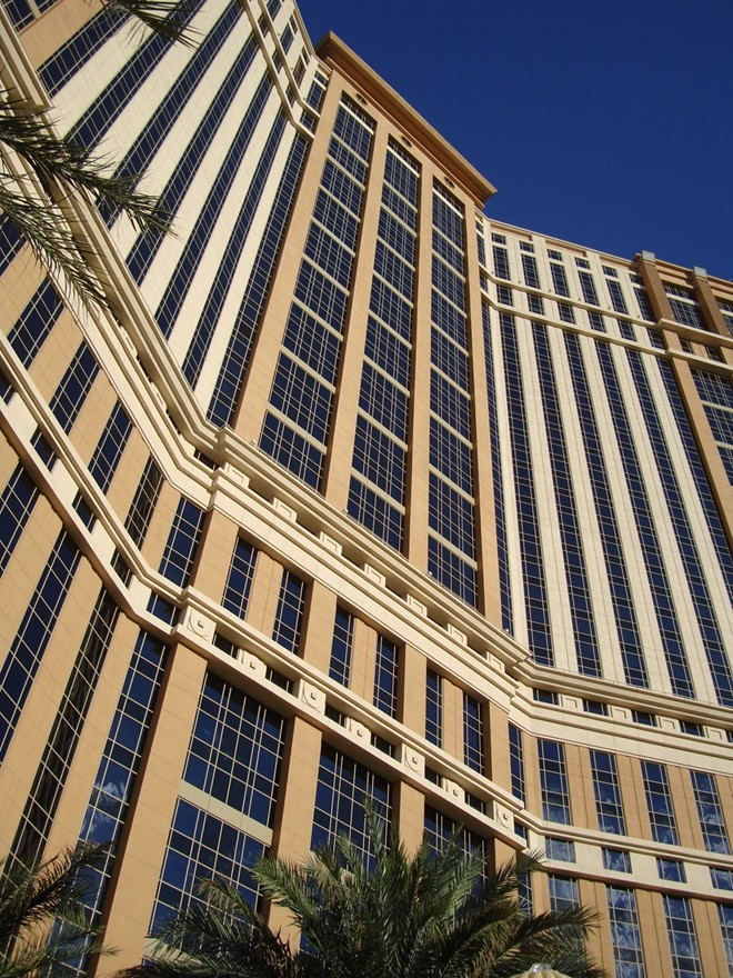 2. The Palazzo, Las Vegas, Mỹ. Chi phí xây dựng: 1,9 tỷ USD Chiều cao: 196m. Năm hoàn thành: 2007. Khi hoàn thành, The Palazzo là tòa nhà cao nhất tại Las Vegas. Bên trong khách sạn này có sòng bạc, trung tâm mua sắm và rạp chiếu phim.