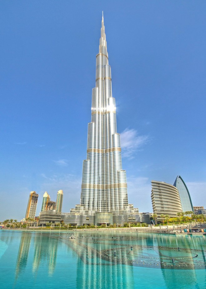 5. Burj Khalifa, Dubai, Các tiểu vương quốc Ả Rập thống nhất. Chi phí xây dựng: 1,5 tỷ USD. Chiều cao: 829m. Năm hoàn thành: 2010 Burj Khalifa hiện là tòa nhà cao nhất thế giới. Tòa nhà sử dụng hơi nước ngưng tụ từ hệ thống điều hòa không khí để tưới cho cây xanh bên trong.