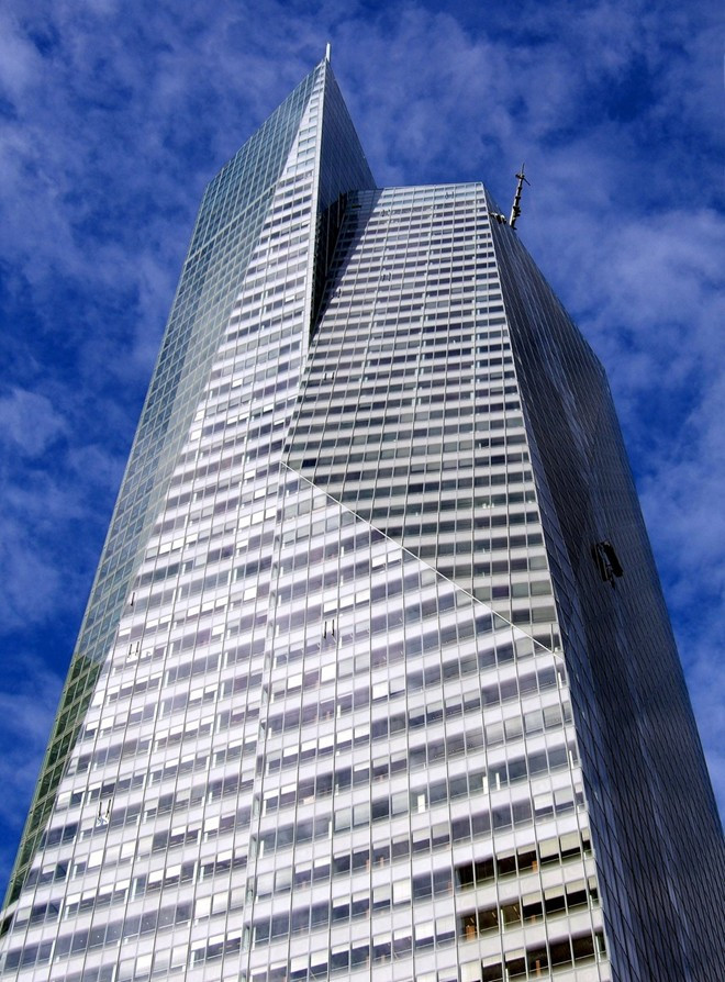 9. Tháp Bank of America, New York, Mỹ. Chi phí xây dựng: 1 tỷ USD. Chiều cao: 366m. Năm hoàn thành: 2009. Tháp văn phòng thương mại Bank of America là tòa nhà lớn nhất tại thành phố New York. Tòa nhà sử dụng nước mưa và có cả một hệ thống làm mờ ánh sáng ban ngày tự động.