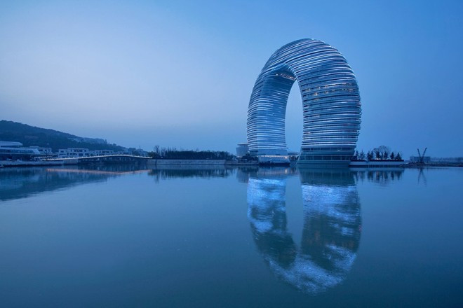 6. Khu nghỉ dưỡng suối nước nóng Sheraton Hồ Châu, Hồ Châu, Trung Quốc. Chi phí xây dựng: 1,5 tỷ USD. Chiều cao: 101m. Năm hoàn thành: 2013. Về đêm, khu nghỉ dưỡng được thiết kế bởi công ty MAD Architects này bừng sáng, nổi lên như vầng trăng trên mặt nước Thái hồ. Mỗi phòng nghỉ tại đây đều được thiết kế hứng trọn ánh mặt trời từ mọi hướng.