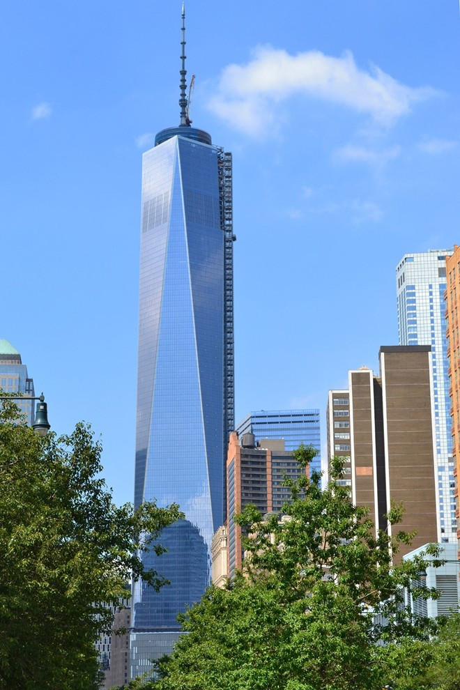 1. One World Trade Center, New York, Mỹ. Chi phí xây dựng: 3,9 tỷ USD Chiều cao: 541m. Năm hoàn thành: 2014. One World Trade có cùng chiều cao với Twin Towers trước đó bị phá hủy bởi vụ khủng bố 11/9. Bên trong tòa nhà có một cầu thang tưởng nhớ những lính cứu hỏa thiệt mạng trong vụ khủng bố.