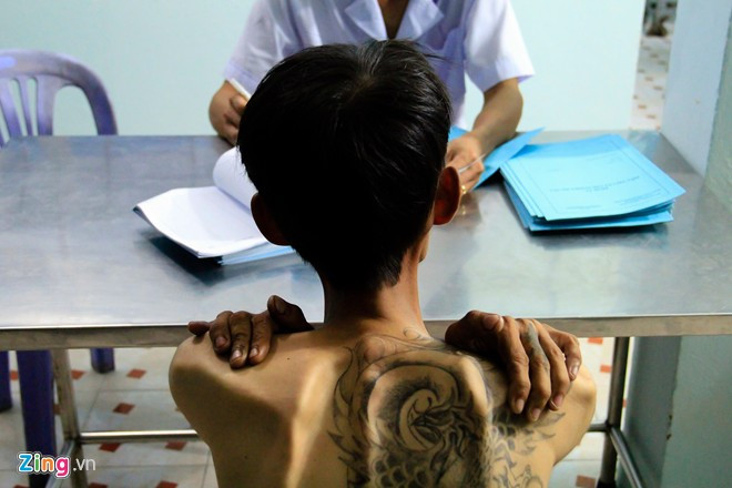 Người được đưa vào trung tâm trải qua quy trình khai báo thông tin cá nhân, cân, xét nghiệm.